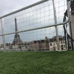 Filet garde-corps avec vue sur la Tour Eiffel